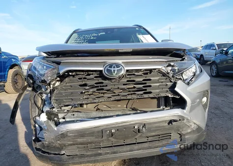 2021 Toyota Rav4 Xle z USA, uszkodzony, nr VIN 2T3W1RFV2MC135899